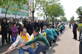 團隊拔河比賽進行中
