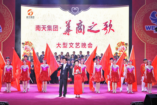 朱軍（左）與韓薇共同主持晚會