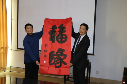 來隊長向趙董事長和玄緒華贈送書法2