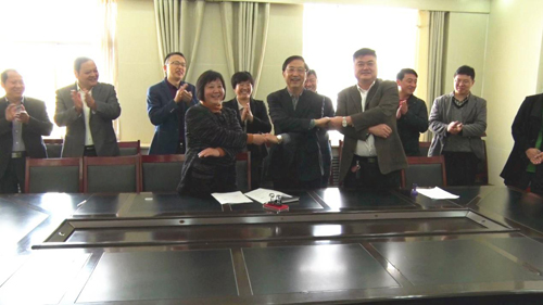 我集團公司扶貧項目合作協(xié)議簽定1-山東德源環(huán)氧科技有限公司