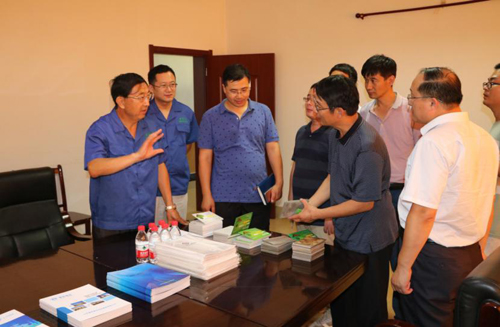 集團董事長趙德存向采訪組介紹集團產(chǎn)品--山東德源