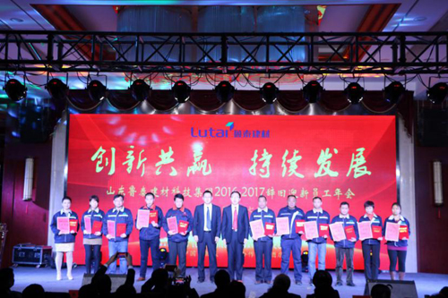 集團(tuán)副總經(jīng)理張深、張兵頒發(fā)2016年度生產(chǎn)工作者獎(jiǎng)