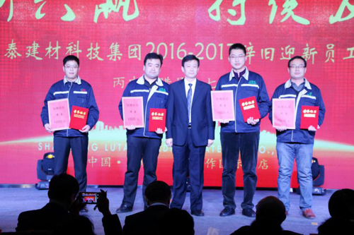集團(tuán)副總經(jīng)理李洪軍頒發(fā)2016年度銷售標(biāo)兵獎(jiǎng)
