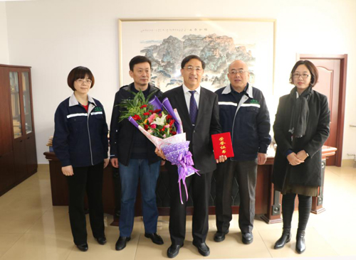 市委宣傳部鮮花送文明活動(dòng)辦公室向趙德存董事長(zhǎng)頒發(fā)“文明之星”證書