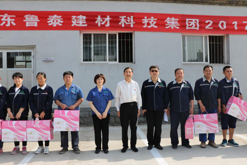 集團黨委書記、董事長趙德存、總經(jīng)理劉玉魁、工會主席劉云霞向運動員頒發(fā)獎品